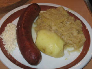 Bauernbratwurst mit Sauerkraut und Erdäpfel